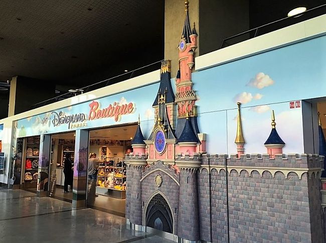 De Disneyland Paris Boutique op vliegveld Charles de Gaulle in Parijs - Foto: © Disney