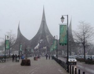 Sneeuw voor de ingang van de Efteling