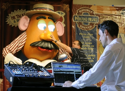 Imagineers werken aan Mr. Potato Head in Disney's Toy Story Mania