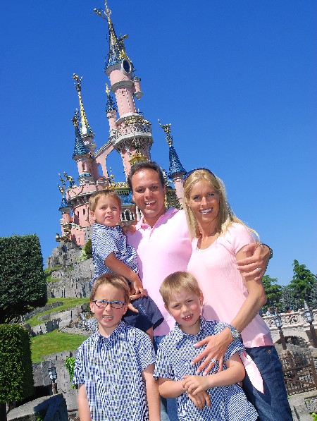 De familie Bauer voor het kasteel