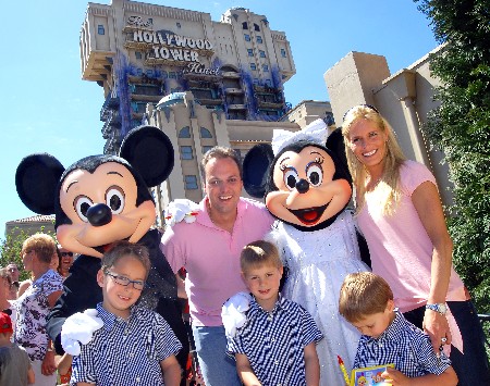 De familie Bauer, samen met Mickey en Minnie