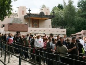 De wachtrij bij de Piraña in de Efteling