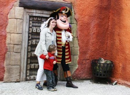 Piet Piraat poseert met gasten in Plopsaland De Panne