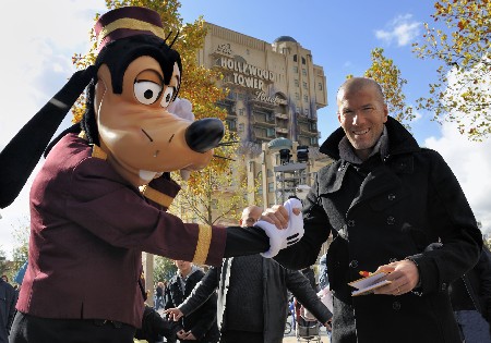 Zidane en Goofy wisselen handtekeningen uit - Foto: Disney