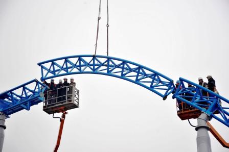 Het laatste stuk track van de nieuwe achtbaan in het Europa-Park wordt geplaatst