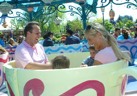 Frans Bauer met vrouw en kinderen in Disneyland Parijs - Foto: (c) Disney