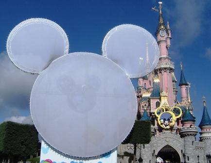 Het filmscherm voor de show Party Time met Mickey en zijn vrienden - Foto: (c) Parkplanet