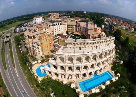 Luchtfoto van de hotels bij het Europa-Park, met hotel Colosseo op de voorgrond