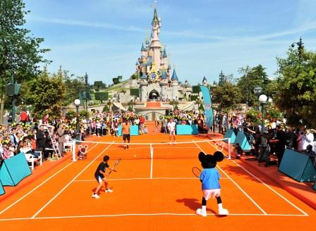Mickey speelt tennis op Main Street - Foto: (c) Disney