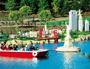 Met een bootje door Miniland in Legoland Californië
