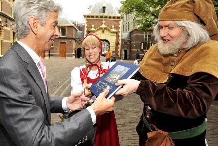 Minister Plasterk neemt het nieuwe sprookjesboek in ontvangst - Foto: (c) Efteling