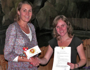 Claire van der Weegen (links) en Tessa Maessen na de contractondertekening.