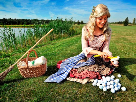 Assepoester poetst golfballen voor Villa Pardoes