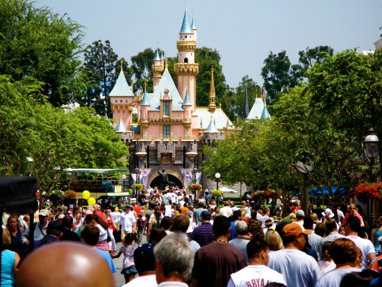 Drukte voor het kasteel in Disneyland Californië - Foto: Ricky Romero