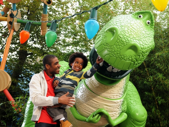 Vader en zoon bij Rex in Toy Story Playland in de Walt Disney Studios - Foto: (c) Disney