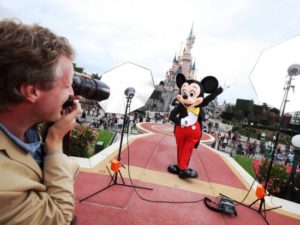Fotograaf Hugo Burnand zet Mickey op de foto in Disneyland Paris - Foto: (c) Disney