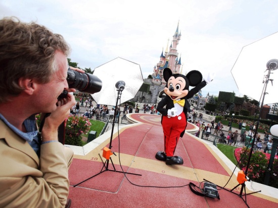 Fotograaf Hugo Burnand zet Mickey op de foto in Disneyland Paris - Foto: (c) Disney