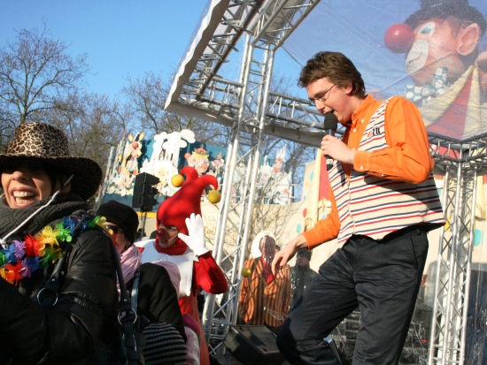 Adje zingt zijn carnavalsliedje bij de opening van Carnaval Festival - Foto: Parkplanet