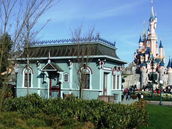 Het regiegebouw van Disney Dreams in Disneyland Paris - Foto: (c) Parkplanet