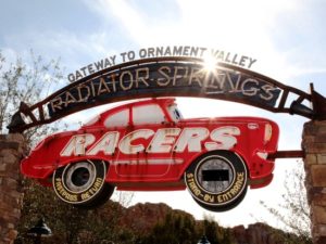 De ingang van Radiator Springs Racers in California Adventure - Foto: (c) Disney