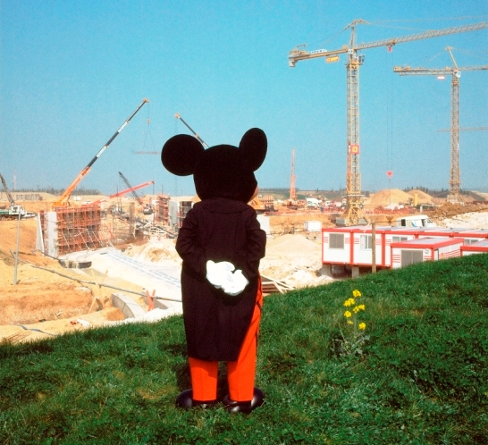 Mickey Mouse bij de bouw van Disneyland Park in 1990