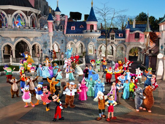 Alle Disney-figuren bij elkaar in Disneyland Park - Foto: (c) Disney