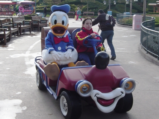 Donald Duck wordt door Disneyland Park gereden - Foto: (c) Adri van Esch, Parkplanet