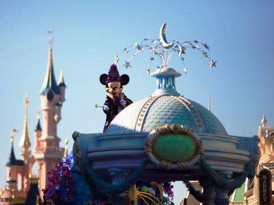 Mickey viert met een nieuwe parade het twintigjarig bestaan van Disneyland Paris - Foto: (c) Disney