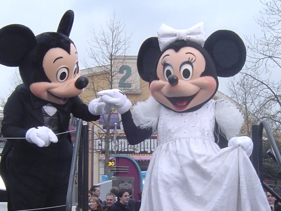 Minnie Mouse is een mode- en stijlicoon - Foto (c) Adri van Esch, Parkplanet