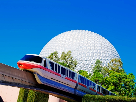 Spaceship Earth en de monorail in Epcot - Foto: (c) Disney, Gene Duncan