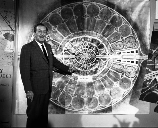 Walt Disney bij zijn plan voor Epcot (1966) - Foto: (c) Disney