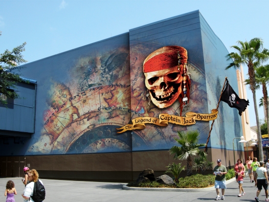 Het gebouw van Pirates of the Caribbean: The Legend of Captain Jack Sparrow - Logo: (c) Disney