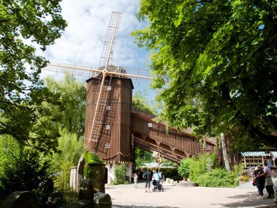 De historische Altweibermühle van Erlebnispark Tripsdrill