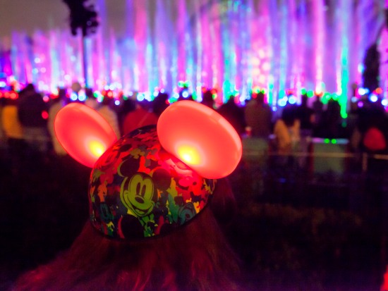 De lichtjes in de Mickey-oren dansen mee met de show - Foto: (c) Disney, Paul Auyeung