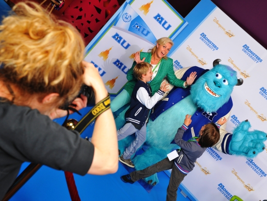 Irene Moors en familie op de blauwe loper bij Monsters University - Foto: (c) Disney