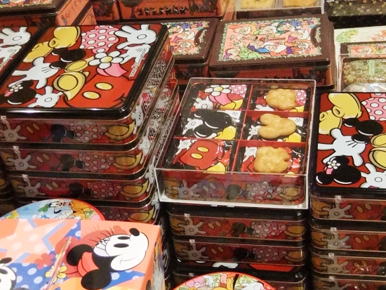 Een heel klein deel van het koekjesassortiment in Tokyo Disneyland - Foto: (c) Adri van Esch, Parkplanet