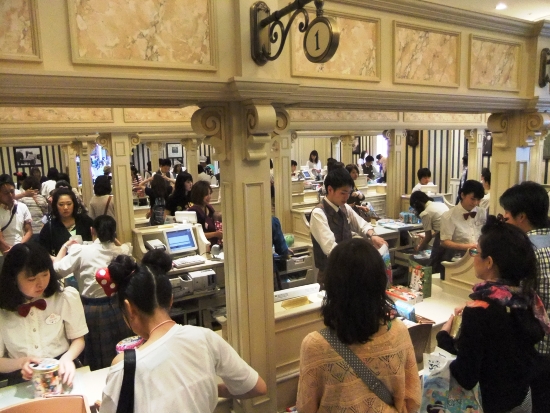 Tientallen kassa's waar de bezoekers van Tokyo Disneyland hun koektrommels kunnen afrekenen - Foto: (c) Adri van Esch, Parkplanet