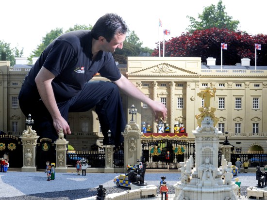De koninklijke familie krijgt een plaatsje op het balkon van Buckingham Palace in Legoland Windsor