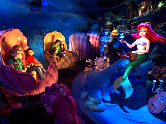 Bezoekers kunnen straks een plekje in The Journey of the Little Mermaid reserveren met hun MagicBand - Foto: (c) Disney, David Roark