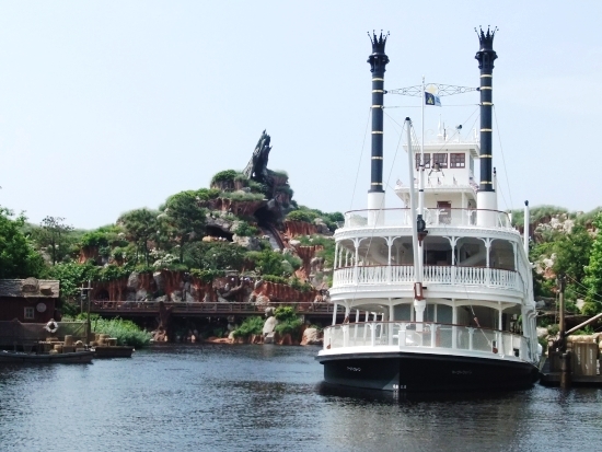 Splash Mountain en de Mark Twain Riverboat in Tokyo Disneyland - Foto: (c) Parkplanet