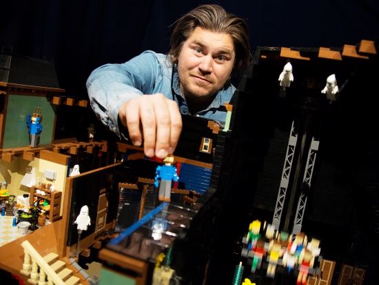Acteur Rasmus Bjerg bij een model van het nieuwe spookhuis in Legoland Billund