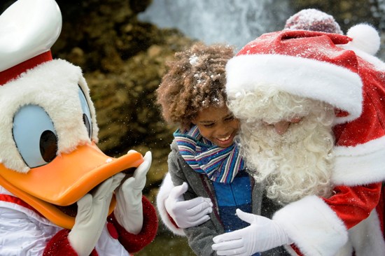 Donald Duck en de kerstman verrassen een bezoeker van Disneyland Paris - Foto: (c) Disney
