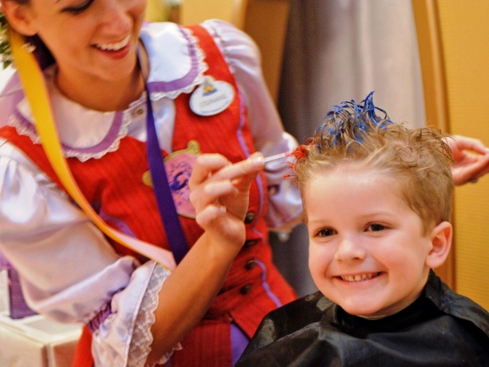 In de Bibbidi Bobbidi Boutique in Disneyland krijgt een jonge klant 'ridderharen' - Foto: (c) Disney