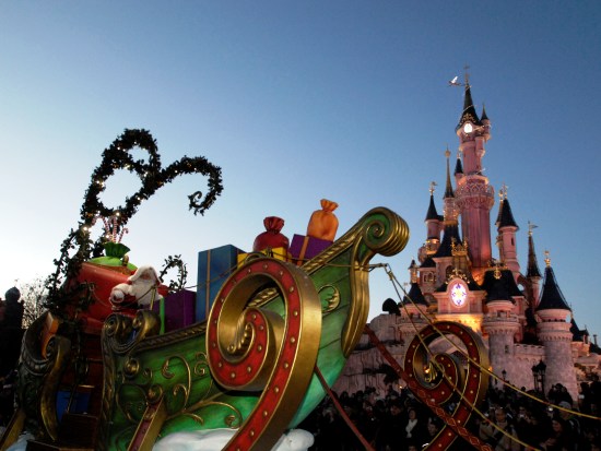 De kerstman in zijn slee in de parade van Disneyland Paris - Foto: (c) Disney