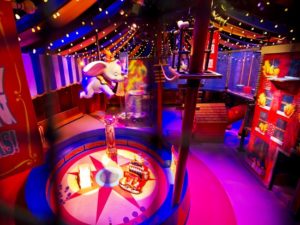 De interactieve standby wachtruimte voor Dumbo in het Magic Kingdom - Foto: (c) Disney