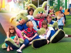 Kinderen met de groene konijnenfamilie van Liseberg