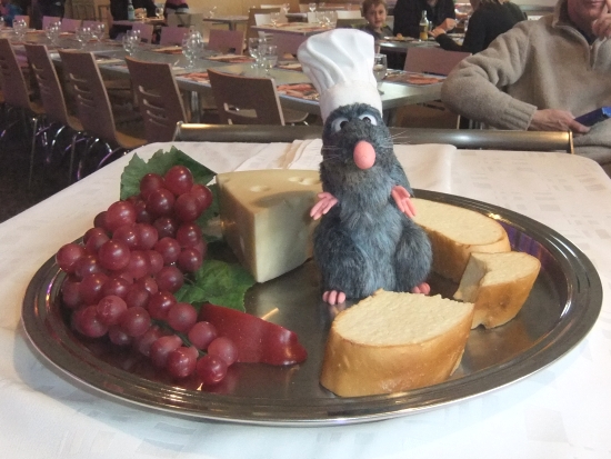 Rémy uit de film Ratatouille in het Restaurant des Stars in Walt Disney Studios - Foto: (c) Parkplanet