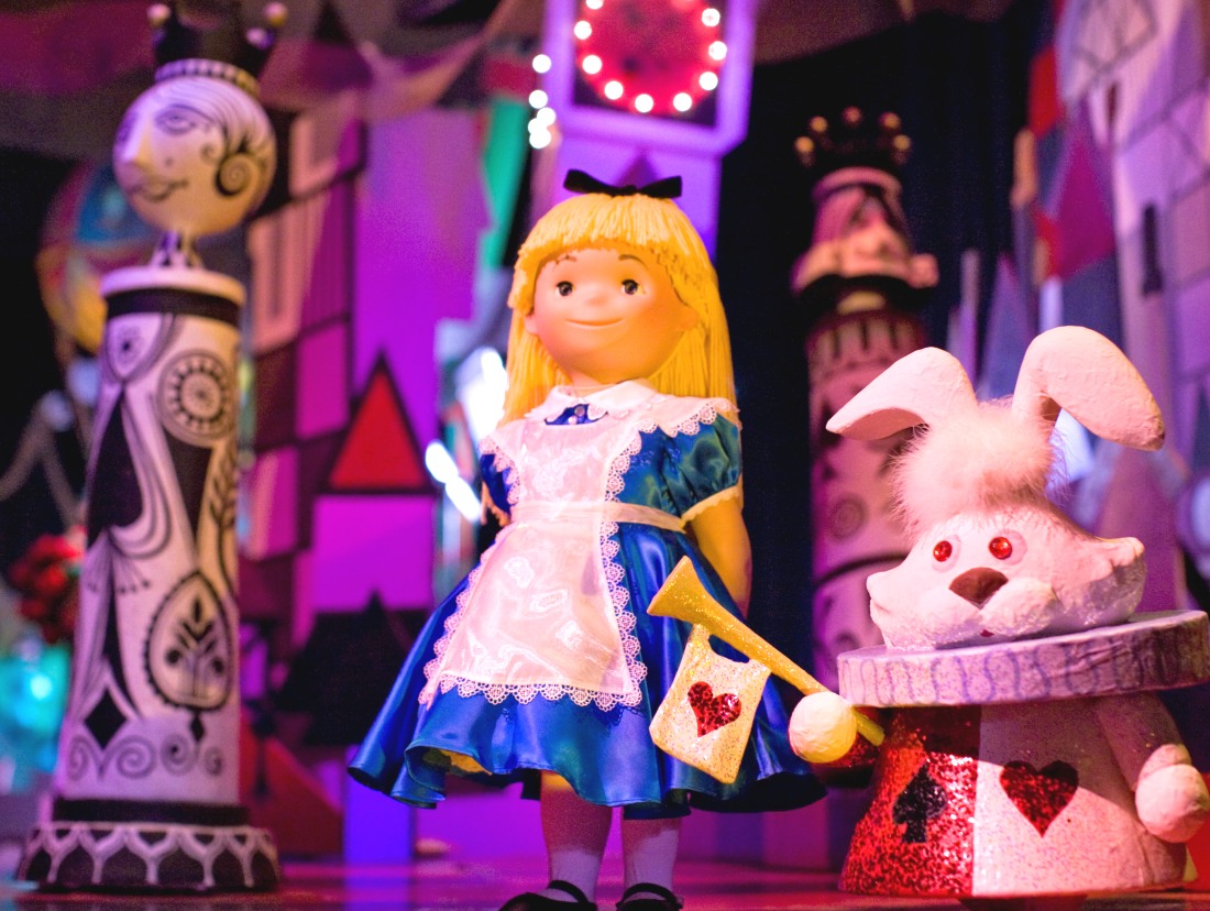 Alice uit Wonderland in It's a Small World - Foto: (c) Disney
