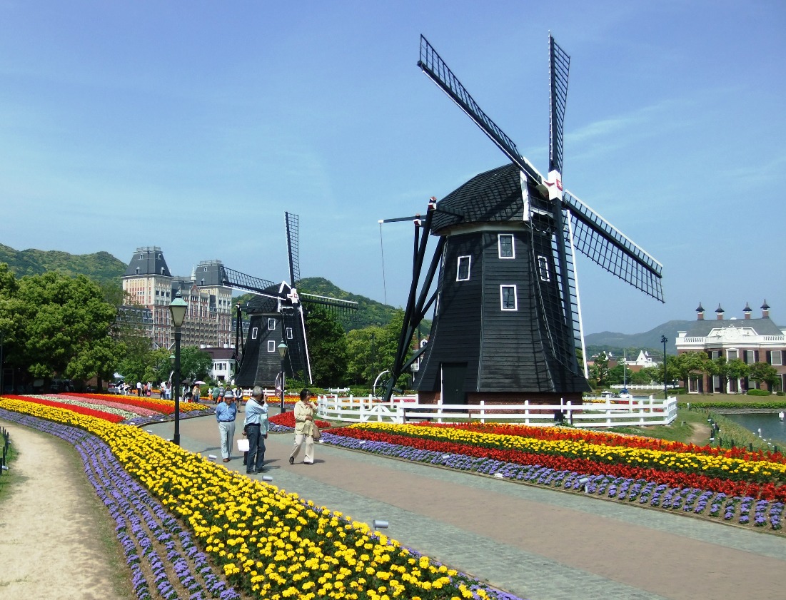Hollandse molens en het Centraal Station van Amsterdam in themapark Huis ten Bosch - Foto: (c) Adri van Esch