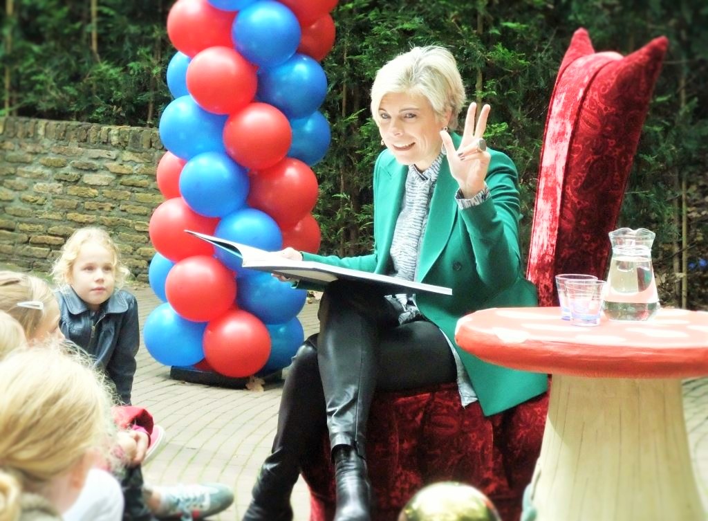 Prinses Laurentien leest voor in de Efteling - Foto: (c) Adri van Esch